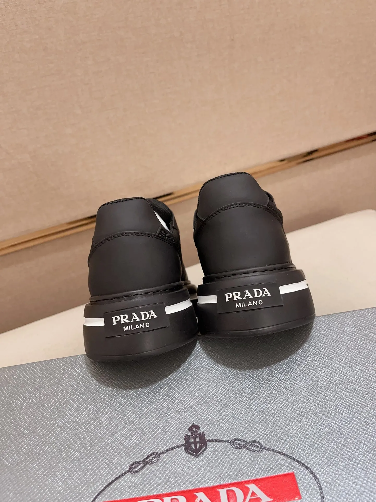 Men's shoes 💰 580💰 ✔️✔️✔️High-quality new PRADA counters are launched at the same time. The new men's shoes and 😘fabrics are selected from first-layer cowhide and are made by pure handicrafts. Lining: Full cowhide lining. 👍🏿 High-end ☄️ air-cushion molded anti-slip rubber outsole, exquisite lines, simple and elegant, comfortable and high-end for leisure travel. Code number: 38 to 44